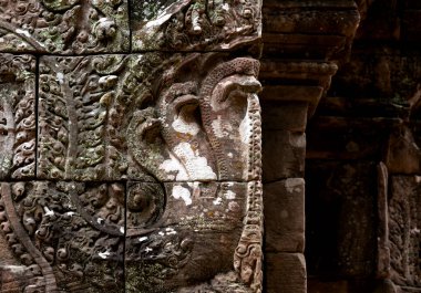 Bu tarihi binanın dış cephesinde bazı karakterleri, hayvanları ya da çiçekleri temsil eden renk detaylarıyla çekildi. Siem Reap, Angkor Wat, Kamboçya, Asya 'da geçiyor.