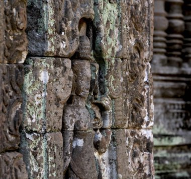Bu tarihi binanın dış cephesinde bazı karakterleri, hayvanları ya da çiçekleri temsil eden renk detaylarıyla çekildi. Siem Reap, Angkor Wat, Kamboçya, Asya 'da geçiyor.