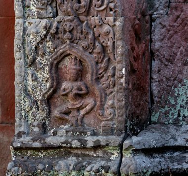 Bu tarihi binanın dış cephesinde bazı karakterleri, hayvanları ya da çiçekleri temsil eden renk detaylarıyla çekildi. Siem Reap, Angkor Wat, Kamboçya, Asya 'da geçiyor.