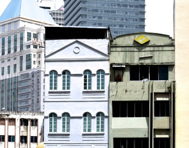 Bu tarihi binanın dış cephesinde bazı karakterleri, hayvanları ya da çiçekleri temsil eden renk detaylarıyla çekildi. Kuala Lumpur, Malezya, Asya 'da geçiyor.