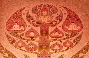 Bu tarihi binanın dış cephesinde bazı karakterleri, hayvanları ya da çiçekleri temsil eden renk detaylarıyla çekildi. Bangkok, Tayland, Asya 'da geçiyor.