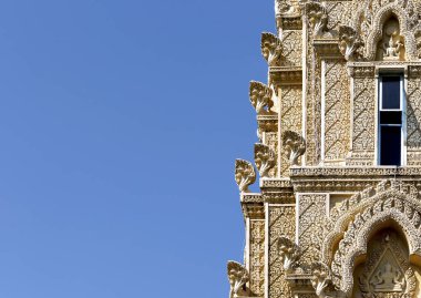 Bu tarihi binanın dış cephesinde bazı karakterleri, hayvanları ya da çiçekleri temsil eden renk detaylarıyla çekildi. Siem Reap, Angkor Wat, Kamboçya, Asya 'da geçiyor.