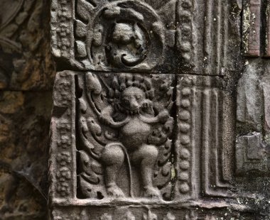 Bu tarihi binanın dış cephesinde bazı karakterleri, hayvanları ya da çiçekleri temsil eden renk detaylarıyla çekildi. Siem Reap, Angkor Wat, Kamboçya, Asya 'da geçiyor.