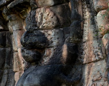 Bu tarihi binanın dış cephesinde bazı karakterleri, hayvanları ya da çiçekleri temsil eden renk detaylarıyla çekildi. Siem Reap, Angkor Wat, Kamboçya, Asya 'da geçiyor.