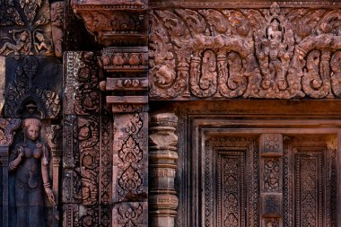Bu tarihi binanın dış cephesinde bazı karakterleri, hayvanları ya da çiçekleri temsil eden renk detaylarıyla çekildi. Siem Reap, Angkor Wat, Kamboçya, Asya 'da geçiyor.