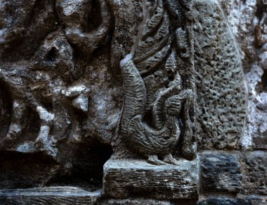 Bu tarihi binanın dış cephesinde bazı karakterleri, hayvanları ya da çiçekleri temsil eden renk detaylarıyla çekildi. Siem Reap, Angkor Wat, Kamboçya, Asya 'da geçiyor.