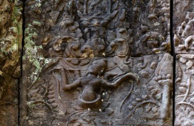 Bu tarihi binanın dış cephesinde bazı karakterleri, hayvanları ya da çiçekleri temsil eden renk detaylarıyla çekildi. Siem Reap, Angkor Wat, Kamboçya, Asya 'da geçiyor.