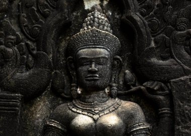 Bu tarihi binanın dış cephesinde bazı karakterleri, hayvanları ya da çiçekleri temsil eden renk detaylarıyla çekildi. Siem Reap, Angkor Wat, Kamboçya, Asya 'da geçiyor.