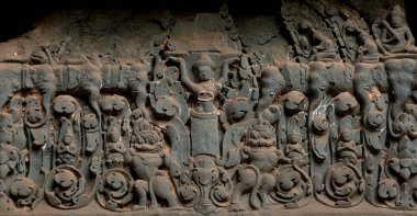 Bu tarihi binanın dış cephesinde bazı karakterleri, hayvanları ya da çiçekleri temsil eden renk detaylarıyla çekildi. Siem Reap, Angkor Wat, Kamboçya, Asya 'da geçiyor.