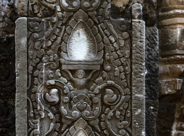 Bu tarihi binanın dış cephesinde bazı karakterleri, hayvanları ya da çiçekleri temsil eden renk detaylarıyla çekildi. Siem Reap, Angkor Wat, Kamboçya, Asya 'da geçiyor.