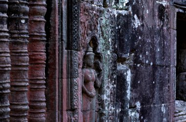Bu tarihi binanın dış cephesinde bazı karakterleri, hayvanları ya da çiçekleri temsil eden renk detaylarıyla çekildi. Siem Reap, Angkor Wat, Kamboçya, Asya 'da geçiyor.