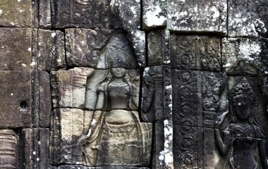 Bu tarihi binanın dış cephesinde bazı karakterleri, hayvanları ya da çiçekleri temsil eden renk detaylarıyla çekildi. Siem Reap, Angkor Wat, Kamboçya, Asya 'da geçiyor.