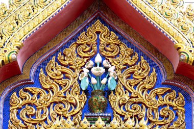 Bu tarihi binanın dış cephesinde bazı karakterleri, hayvanları ya da çiçekleri temsil eden renk detaylarıyla çekildi. Bangkok, Tayland, Asya 'da geçiyor.