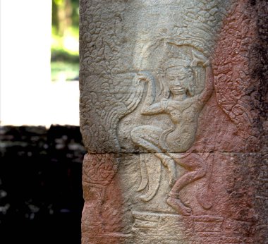 Bu tarihi binanın dış cephesinde bazı karakterleri, hayvanları ya da çiçekleri temsil eden renk detaylarıyla çekildi. Siem Reap, Angkor Wat, Kamboçya, Asya 'da geçiyor.