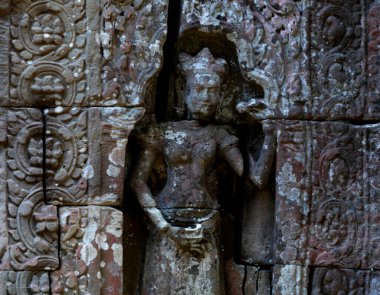 Bu tarihi binanın dış cephesinde bazı karakterleri, hayvanları ya da çiçekleri temsil eden renk detaylarıyla çekildi. Siem Reap, Angkor Wat, Kamboçya, Asya 'da geçiyor.