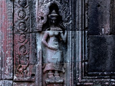 Bu tarihi binanın dış cephesinde bazı karakterleri, hayvanları ya da çiçekleri temsil eden renk detaylarıyla çekildi. Siem Reap, Angkor Wat, Kamboçya, Asya 'da geçiyor.