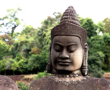 Bu tarihi binanın dış cephesinde bazı karakterleri, hayvanları ya da çiçekleri temsil eden renk detaylarıyla çekildi. Siem Reap, Angkor Wat, Kamboçya, Asya 'da geçiyor.