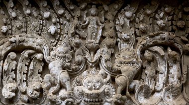 Bu tarihi binanın dış cephesinde bazı karakterleri, hayvanları ya da çiçekleri temsil eden renk detaylarıyla çekildi. Siem Reap, Angkor Wat, Kamboçya, Asya 'da geçiyor.