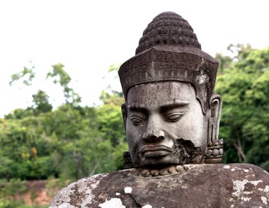 Bu tarihi binanın dış cephesinde bazı karakterleri, hayvanları ya da çiçekleri temsil eden renk detaylarıyla çekildi. Siem Reap, Angkor Wat, Kamboçya, Asya 'da geçiyor.