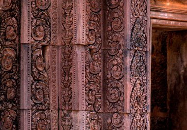 Bu tarihi binanın dış cephesinde bazı karakterleri, hayvanları ya da çiçekleri temsil eden renk detaylarıyla çekildi. Siem Reap, Angkor Wat, Kamboçya, Asya 'da geçiyor.