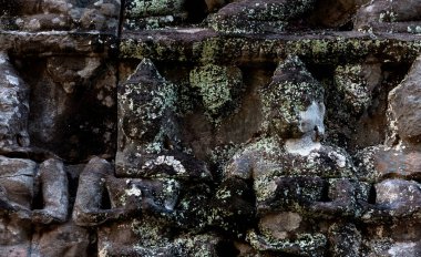 Bu tarihi binanın dış cephesinde bazı karakterleri, hayvanları ya da çiçekleri temsil eden renk detaylarıyla çekildi. Siem Reap, Angkor Wat, Kamboçya, Asya 'da geçiyor.