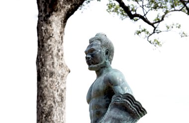 Bu tarihi binanın dış cephesinde bazı karakterleri, hayvanları ya da çiçekleri temsil eden renk detaylarıyla çekildi. Siem Reap, Angkor Wat, Kamboçya, Asya 'da geçiyor.