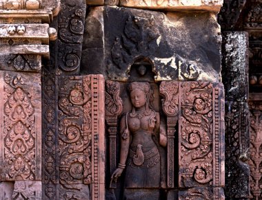 Bu tarihi binanın dış cephesinde bazı karakterleri, hayvanları ya da çiçekleri temsil eden renk detaylarıyla çekildi. Siem Reap, Angkor Wat, Kamboçya, Asya 'da geçiyor.