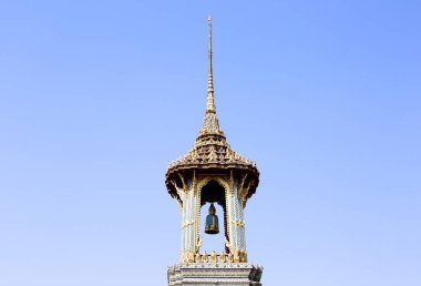 Bu tarihi binanın dış cephesinde bazı karakterleri, hayvanları ya da çiçekleri temsil eden renk detaylarıyla çekildi. Bangkok, Tayland, Asya 'da geçiyor.
