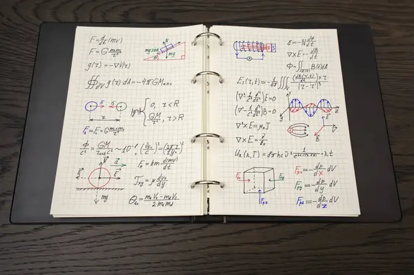 Resim, renkli kalemlerle not edilmiş detaylı fizik denklemleri ve diyagramlarıyla dolu açık bir defter gösteriyor..