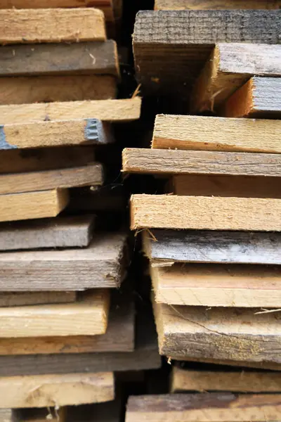 Yakın plan ahşap döşeme, çeşitli ahşap tanecikleri ve dokuları sergiliyor. Görüntü, odunun doğal desenlerini ve renklerini vurgular.