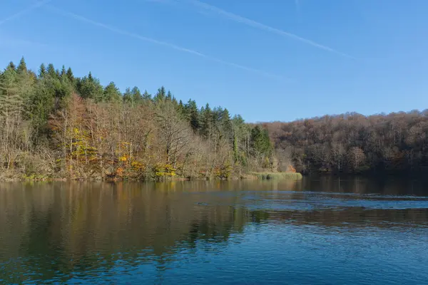 Plitvice Gölü, gür bir sonbahar ormanında yuva yapmış, canlı yeşillikleri yansıtan kristal berrak suları sunar. Hırvatistan 'daki bu UNESCO Dünya Mirası sahası, dingin güzelliğiyle büyülüyor.