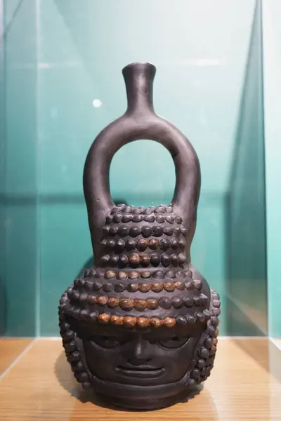 Zagreb 'deki Çikolata Müzesi' nin sergisi. Döngülü saplı ve desenli yüzeyi cam bir kabın içinde seramik bir kap.