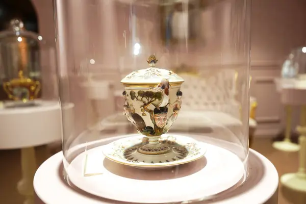 Zagreb 'deki Çikolata Müzesi' nin sergisi. Karmaşık tasarımlı dekoratif bir porselen kubbe bir müzenin cam kubbesinin altında sergileniyor..