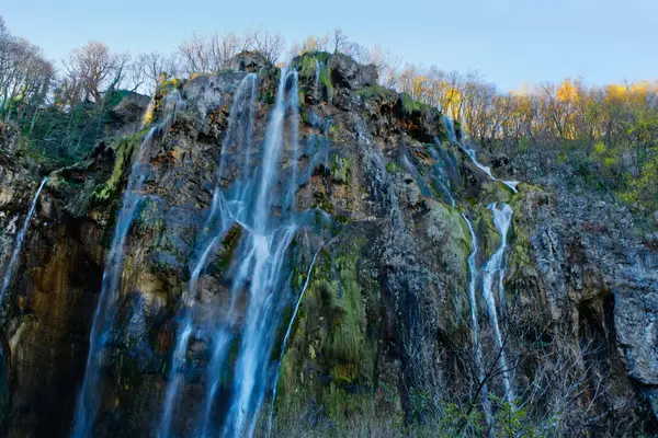Plitvice Lakes Ulusal Parkı 'nın Büyük Şelalesi büyüleyici bir doğa harikasıdır. Su, yemyeşil yosun kaplı kayalıklardan aşağı dökülür..