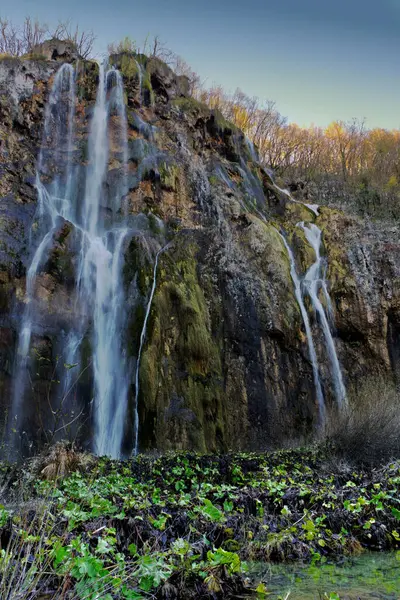 Plitvice Gölleri Ulusal Parkı 'ndaki Büyük Şelale kayalık bir uçurumun üzerinden yemyeşil bir alana dökülerek, Hırvatistan' ın çarpıcı manzarasında doğanın güzelliğini ve sükunetini gözler önüne seriyor..