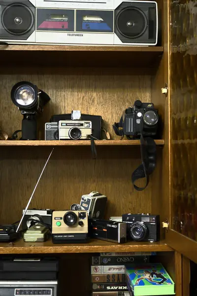 Zagreb 80 'ler Müzesi. Eski tip kameralar ve ahşap raflarda nostalji uyandıran eski bir stereo sistem.