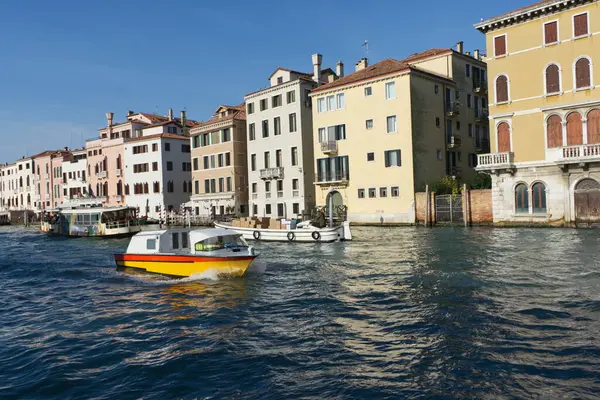 Venedik 'te renkli binalar, sakin sularda yüzen tekneler ve şehrin ikonik mimarisini gösteren büyüleyici bir atmosfer olan büyüleyici bir kanal. 