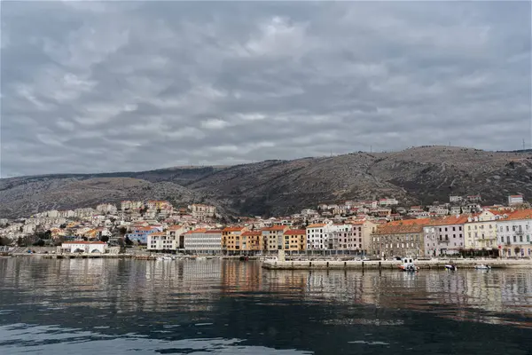 Hırvatistan 'ın Senj kenti kıyı cazibesini körfez boyunca uzanan ve engebeli tepelerle desteklenen sakin sulara yansıyan renkli binalarla gözler önüne seriyor..