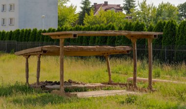 Boru kazılarını korumak için çelik formasyon. Kanalizasyon boru hattı inşaatı için hazırlıklar. Bir haziran gününde şehirde baharın çimenliği.  