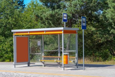 Hollanda 'da bir şehir parkında otobüs durağı. Ormandaki Ostrowiec 'te bir toplu taşıma durağı. Ormandaki otobüs durağında Ostrowiec Swietokrzyski ve şehrin arması görünür..  