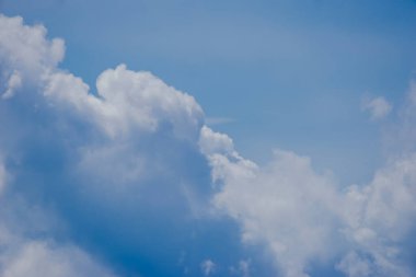 Bulutları olan güzel bir gökyüzü, doğa arkaplanı. Bir Mayıs sabahı sisli bir gökyüzünde bulutlar. Mavi gökyüzü, beyaz bulutlar ve hafif bulanık bir genel manzara..