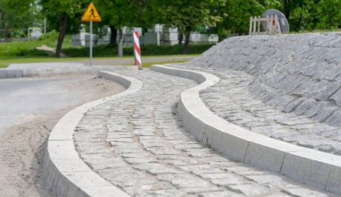 Döner kavşağın inşaat halindeki adası granitten yapılmıştır. Kavşağın merkezi granit kaldırım taşları ve benzer kaldırımlardan oluşuyor. Şehirdeki yol inşaatı.  