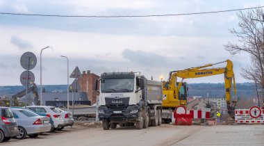 Yeni bir yol inşaatı. Polonya Ostrowiec Swietokrzyski 26 Şubat 2024 saat 13: 17 'de. Hilly City 'deki bir yol inşaatındaki toprak işleri. Bir bahar günü tepelik bir kentteki bir yol inşaatındaki toprak çalışmaları. 