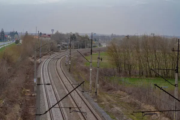 Şehirdeki tren yolu. Bir bahar akşamı Ostrowiec 'in varoşlarında demiryolu rayları. Şehrin yukarısındaki bir bahar akşamı, Swietokrzyskie Voyvodeship 'deki bir kasabanın karanlığında kıvrımlar arasında dönen bir tren yolu. . 