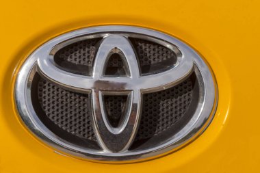 Sarı rengin logosu bir araba, amblem. Polonya Ostrowiec Swietokrzyski 8 Temmuz 2024: 32. Sarı bir arabanın kaputunda Toyota marka logo. Bir Japon otomotiv şirketinin markası bir şirket ürününün üzerine yerleştirilmiş. .  