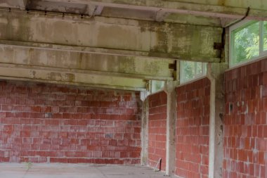 Köyde terk edilmiş eski bir bina. Eski (yeni yeniden inşa edilmiş) bir endüstri salonunun içi. Kırmızı seramik bloklardan yapılmış duvarları olan bir endüstri salonunun merkezi. .