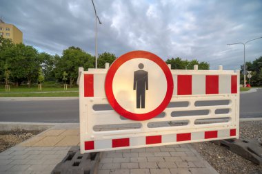 Caddedeki tabelayı. Henüz onaylanmamış ama tamamlanmış yeni yaya geçidinde bariyer ve 