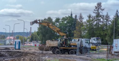 Şehirde büyük bir sanayi inşaatı. Polonya Ostrowiec Swietokrzyski 26 Ağustos 2024 saat 11: 24. Kedi kazıcısı. İnşaat alanını düzenliyor. Şehirdeki yol inşaatından sonra arazi ıslah (ve kalıntıların temizlenmesi). 