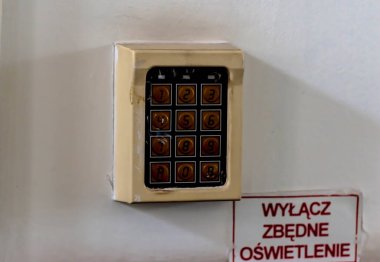 Duvarda eski bir çalar saat var. Terk edilmiş bir banka binasında şifreli kilit (hapishane, hapishane, kasa, gizli...? Duvardaki yazıt, UNNECESSARY Işıkları 'nı kapatıyor! Kullanılmayan eski bir banka binasının içi. . 