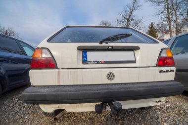 Polonya Ostrowiec Swietokrzyski 25 Ocak 2025: 42. Beyaz açılı vintageVOLKSWAGEN GOLF Bulutlu bir gökyüzünün altında çakıl üzerine park. 